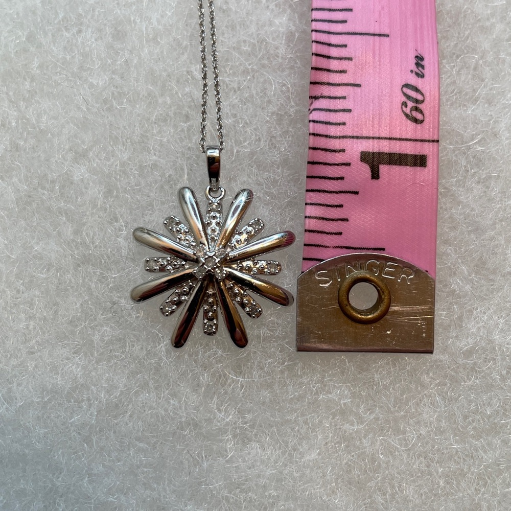 Elegant Vintage 10K White Gold Starburst Necklace - Picture 4 of 5